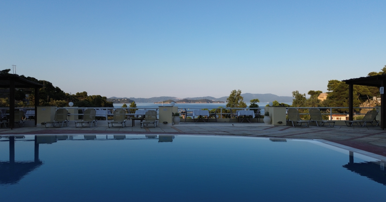 Kanapitsa Mare saltwater pool overlooking Tzaneria Bay